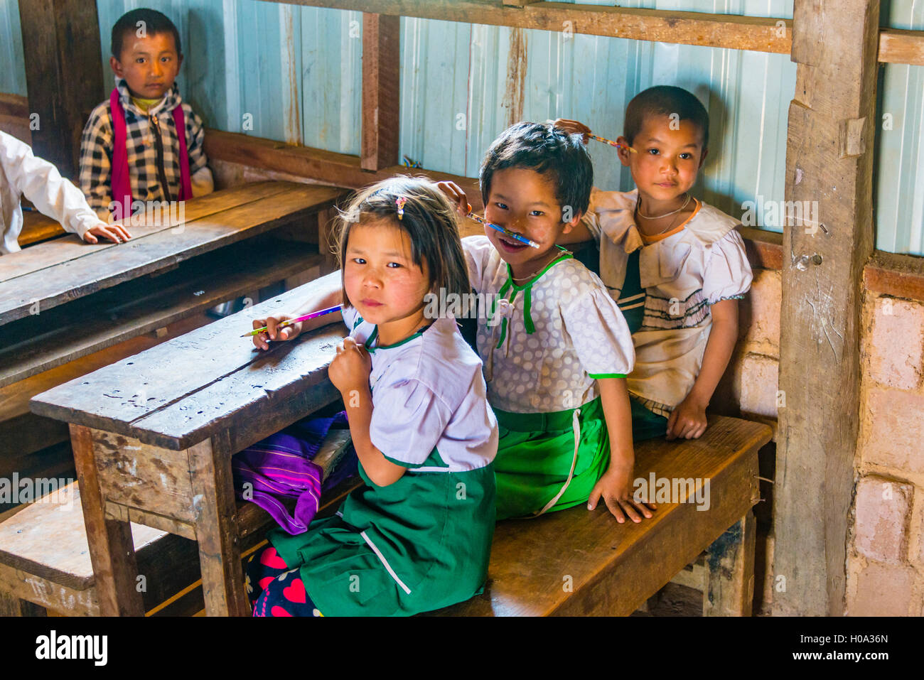 Schule Kinder an Ihrem Arbeitsplatz, im Klassenzimmer sitzen, Shan Staat, Myanmar Stockfoto