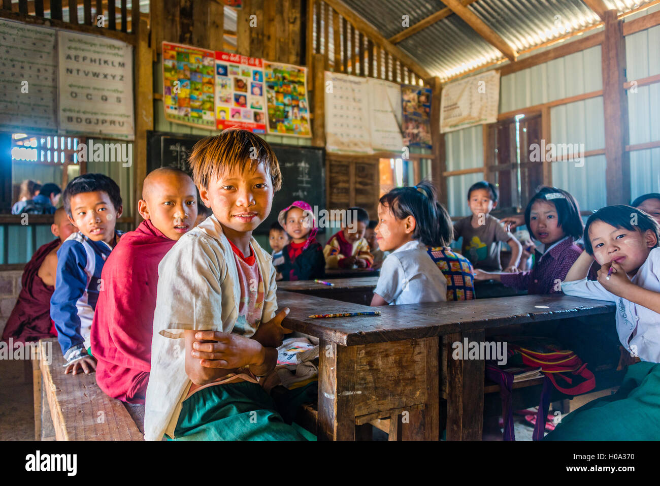 Schule Kinder an Ihrem Arbeitsplatz, im Klassenzimmer sitzen, Shan Staat, Myanmar Stockfoto