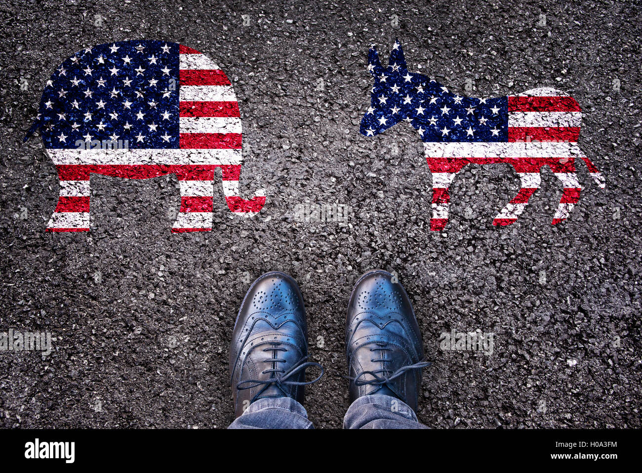 Beine auf Asphaltstraße mit Elefanten und Esel, US-Wahl-Konzept Stockfoto