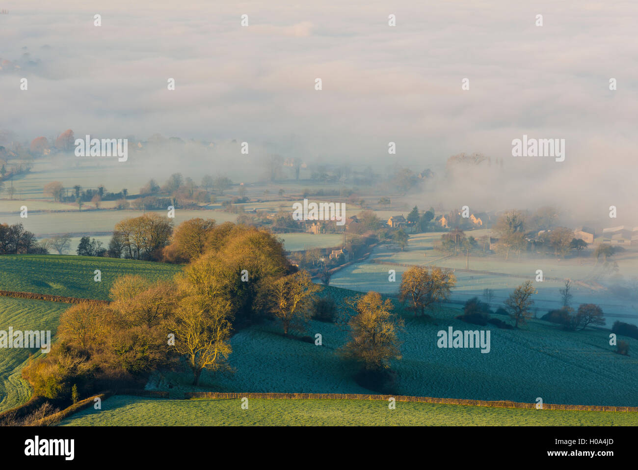 Landschaft, eingehüllt in Nebel, gesehen vom Coaley Peak, Gloucestershire, UK Stockfoto