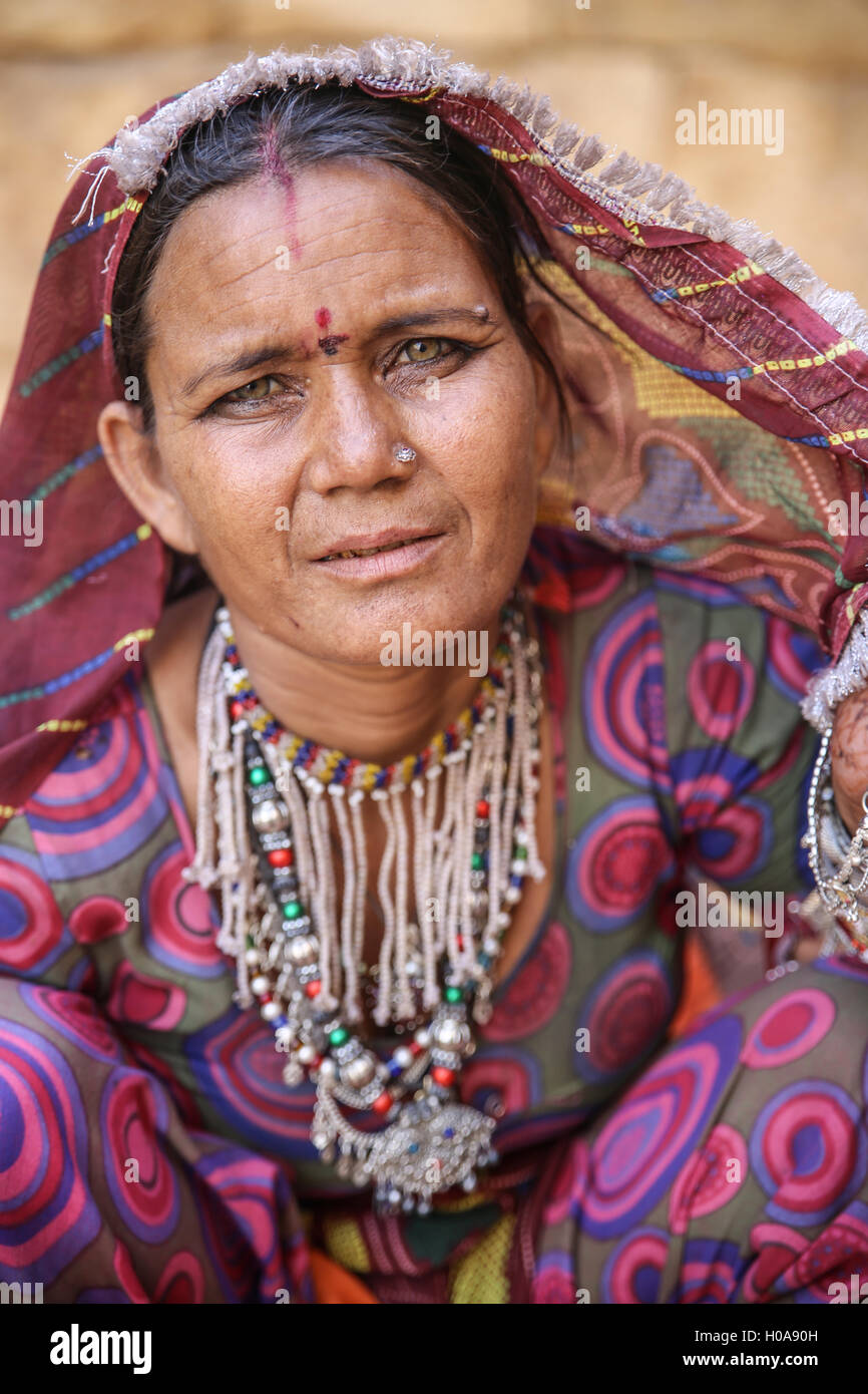 Ausflug in die Wüste Thar, Rajasthan Indien - 20.04.2016 - Indien / Rajasthan / Jaisalmer - der Thar-Wüste erstreckt sich über 200 000 km 2 um Jaisalmer. Die alten nomadischen Stämme sind für die meisten von ihnen jetzt niedergelassen. Die Bhil gehören zu den unantastbaren Besetzung und versuchen, ihre Lebensweise zu erhalten, durch Sanierung, ihre Kunst und Kunsthandwerk und traditionelle Musik und Tänze.   -Sandrine Huet / Le Pictorium Stockfoto
