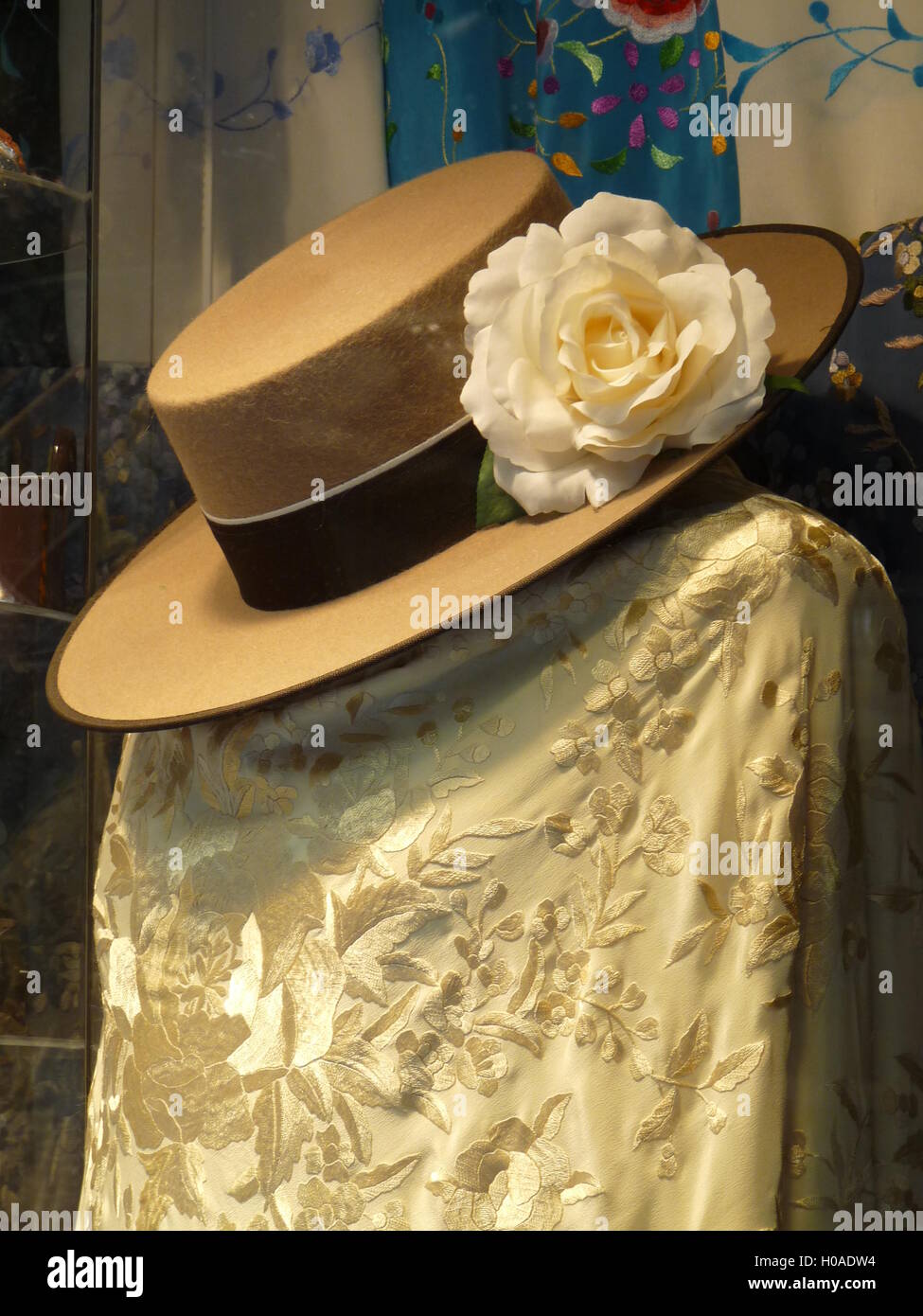 Traditionelle spanische Frauen flamenco Kleidung: Weiß, bestickt Mantilla und flache Hut mit schwarzem Band mit der weißen Rose im shop Fenster Anzeige in Madrid Stockfoto