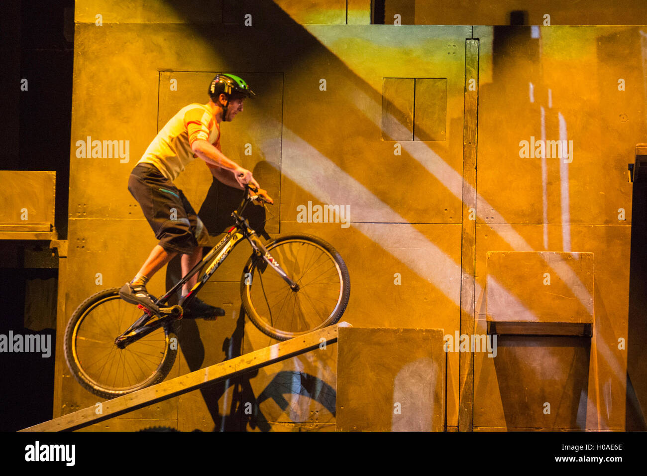 London, UK. 19. September 2016. Thiebaut Philippe auf dem trial Bike durchführen. Generalprobe der iD, die neueste Show der Crew kanadischer zeitgenössischer Zirkus Cirque Eloize The Peacock Theatre. ID-Mischungen waghalsige Stunts, inmitten einer urbanen Straßenbild Zirkuskunst, akrobatischen Fähigkeiten und Breakdance. Sie laufen vom 20 September bis 8. Oktober 2016. Am 21. September feiert die Show seine 1000. Leistung. Stockfoto