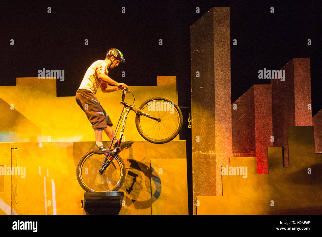 London, UK. 19. September 2016. Thiebaut Philippe auf dem trial Bike durchführen. Generalprobe der iD, die neueste Show der Crew kanadischer zeitgenössischer Zirkus Cirque Eloize The Peacock Theatre. ID-Mischungen waghalsige Stunts, inmitten einer urbanen Straßenbild Zirkuskunst, akrobatischen Fähigkeiten und Breakdance. Sie laufen vom 20 September bis 8. Oktober 2016. Am 21. September feiert die Show seine 1000. Leistung. Stockfoto