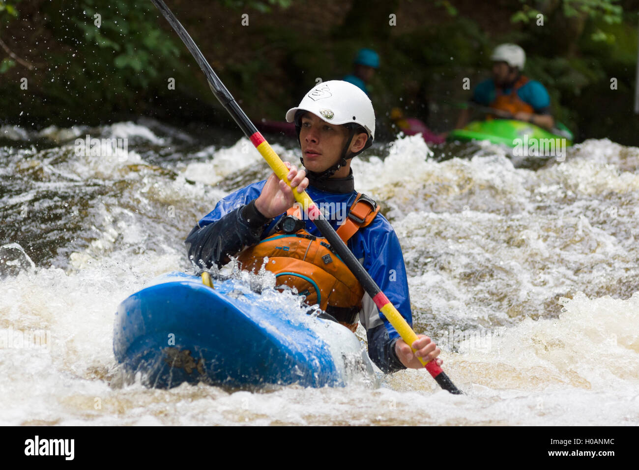 Wildwasser-Kajakfahrer am National White Water Centre auf dem Fluss Tryweryn Frongoch Nord-Wales Stockfoto