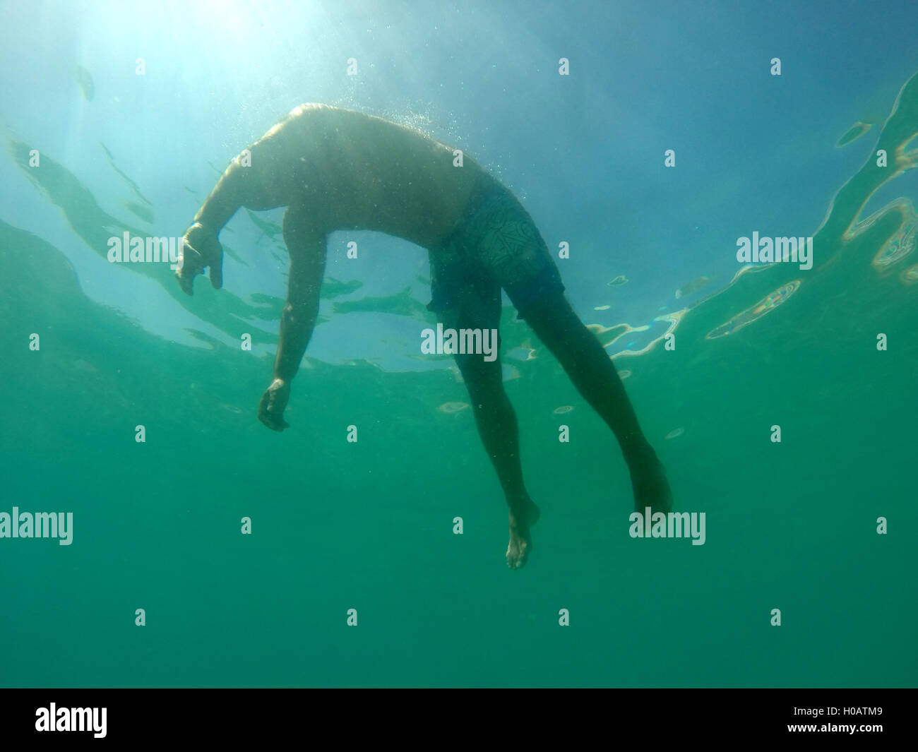 Mann ertrinken betrachtet von unten Unterwasser Stockfoto