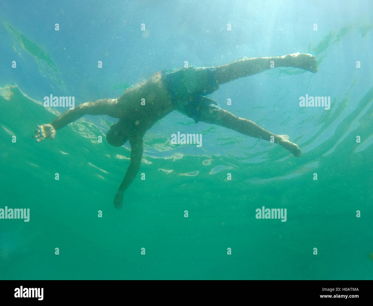 Mann ertrinken betrachtet von unten Unterwasser Stockfoto