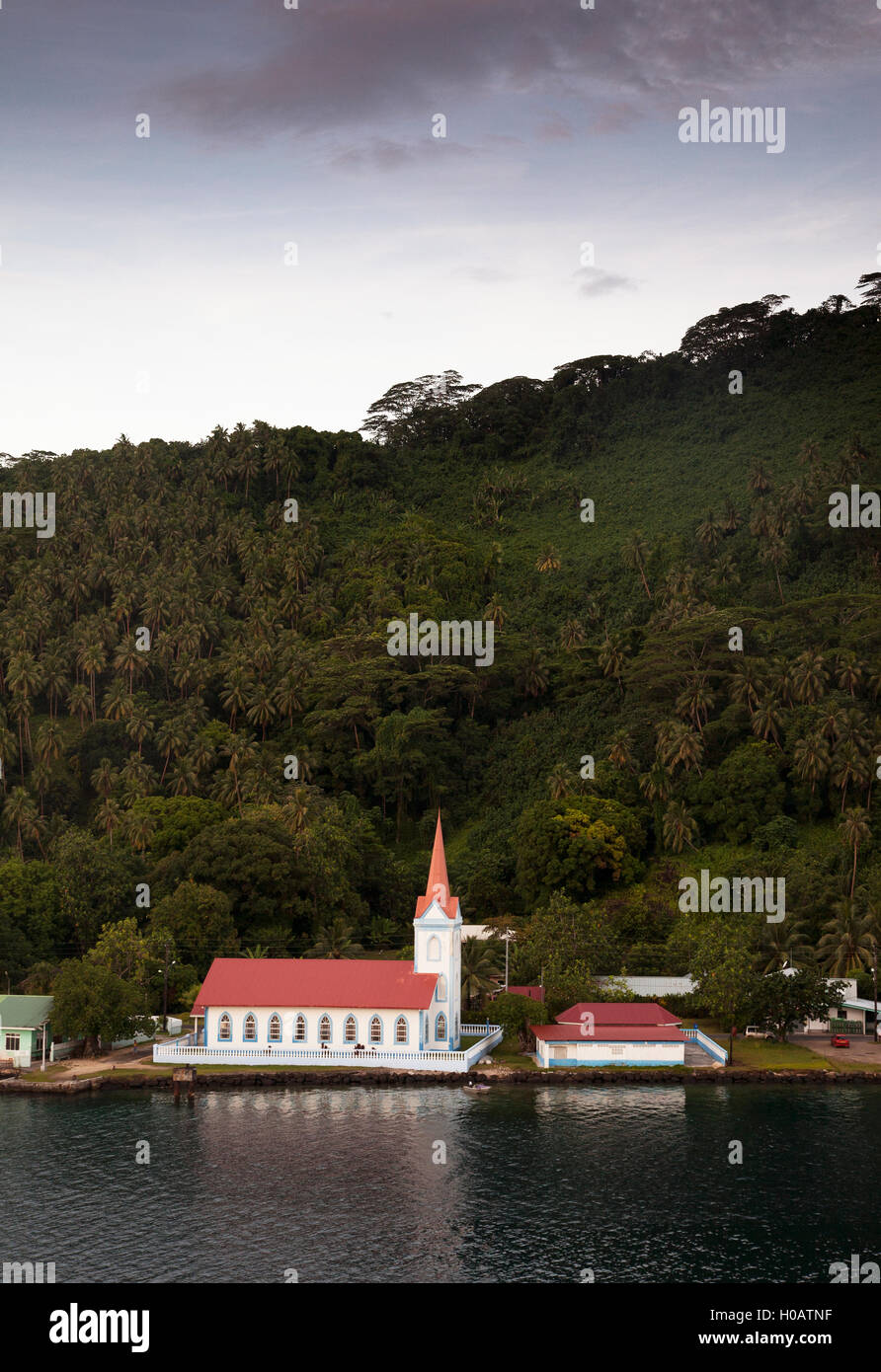 Ein rotes farbiges Dach einer Kirche an der Küste von Tahaa auf die Insel Raiatea, Französisch-Polynesien. Stockfoto