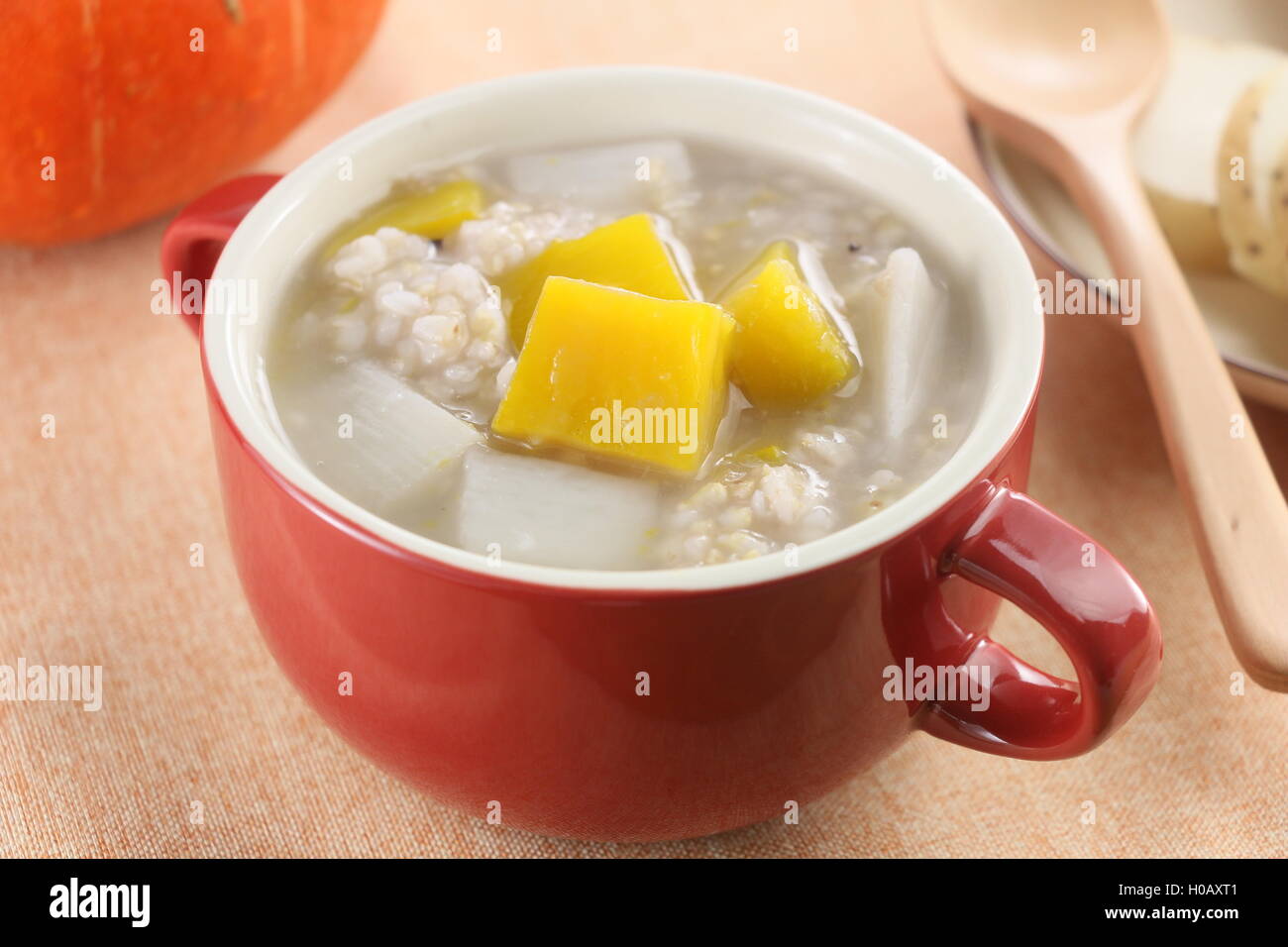 Corn Porridge Yam Kürbis in rote Tasse auf den Tisch Stockfoto