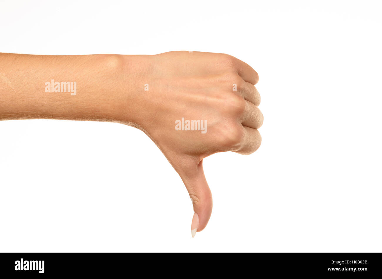 Seitenansicht des weiblichen Hand zeigen, Daumen runter Zeichen vor weißem Hintergrund Stockfoto