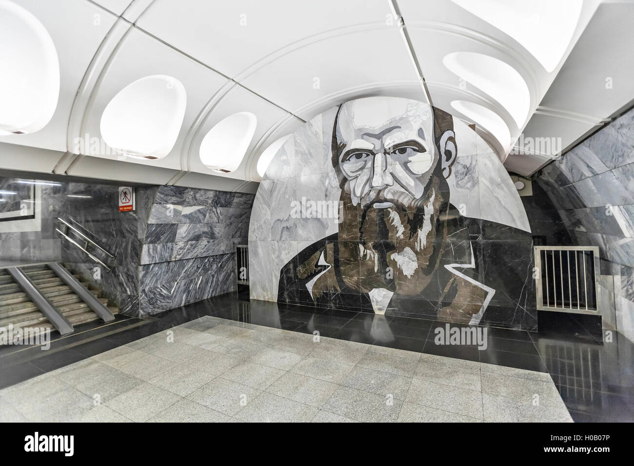 Unter freiem Himmel mit einem Porträt des berühmten russischen Schriftstellers Dostojewski in der Station von der Moskau-m Stockfoto