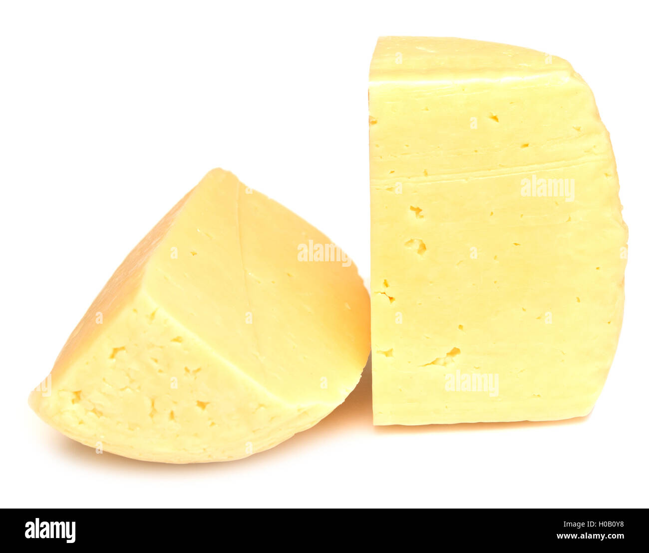 zwei Stücke von Käse isoliert auf weißem Hintergrund Stockfoto