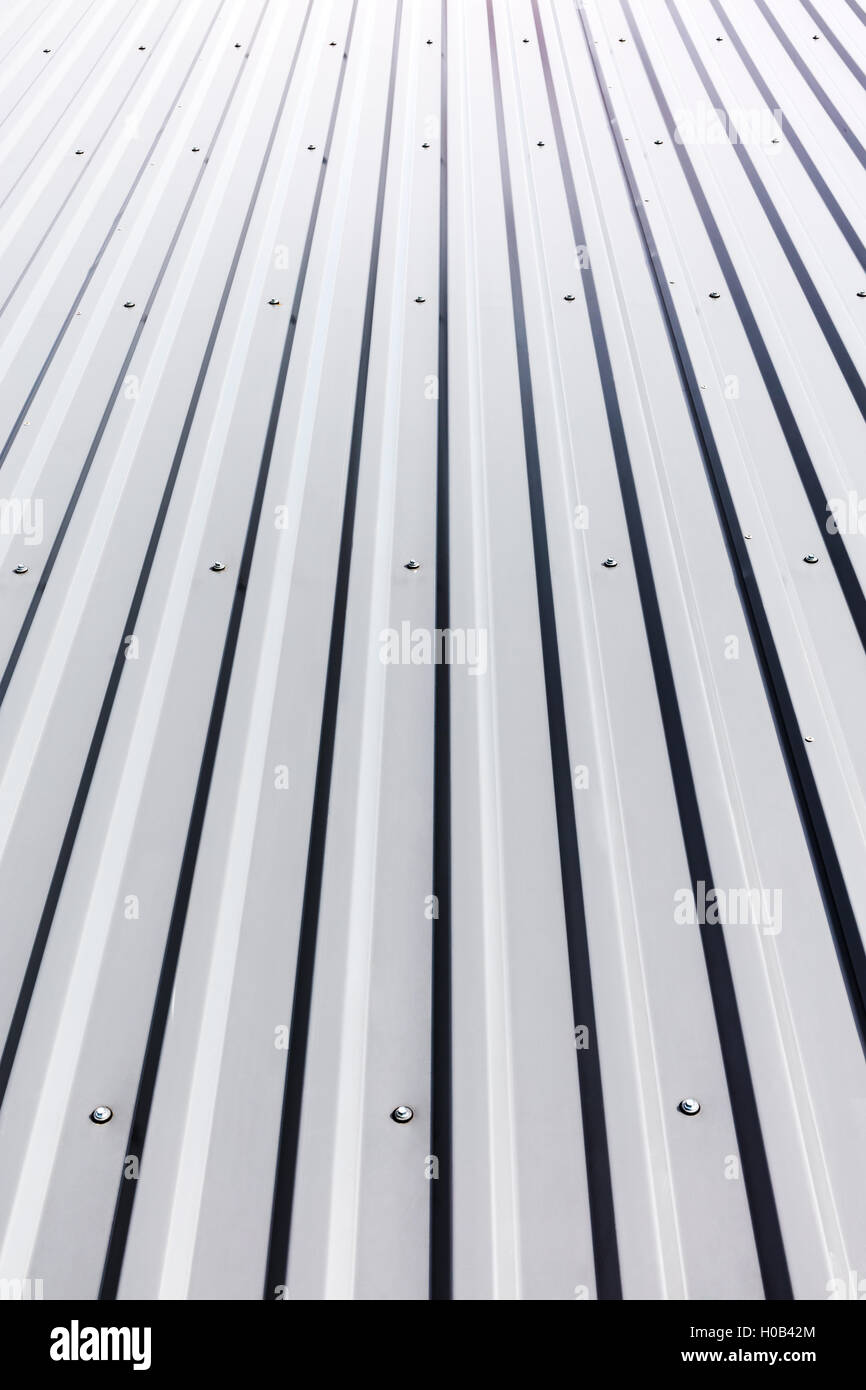 graue Wellpappe Stahldach mit Nieten auf Industriegebäude Stockfoto