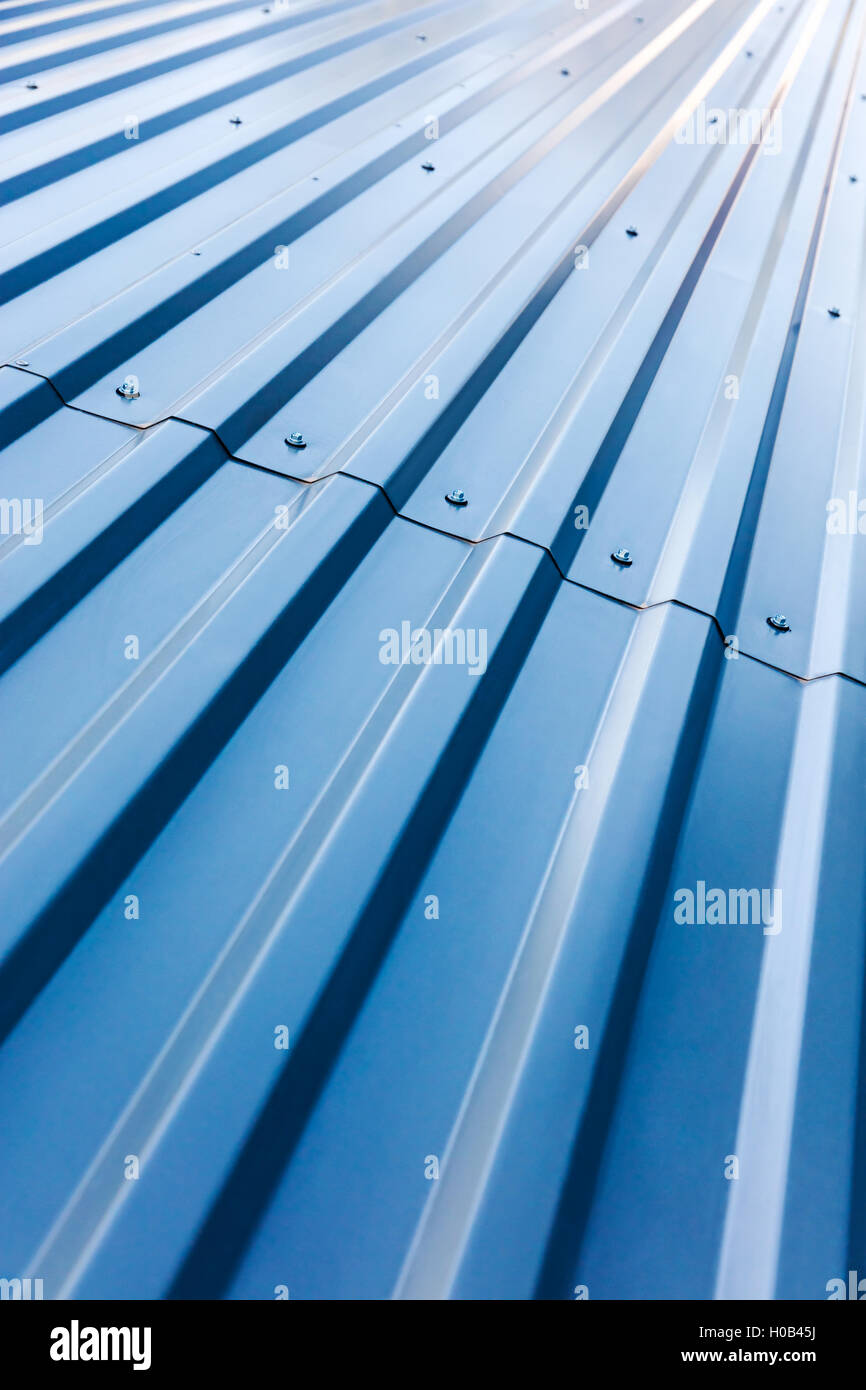 blaue Wellpappe Stahldach mit Nieten, industriellen Hintergrund Stockfoto