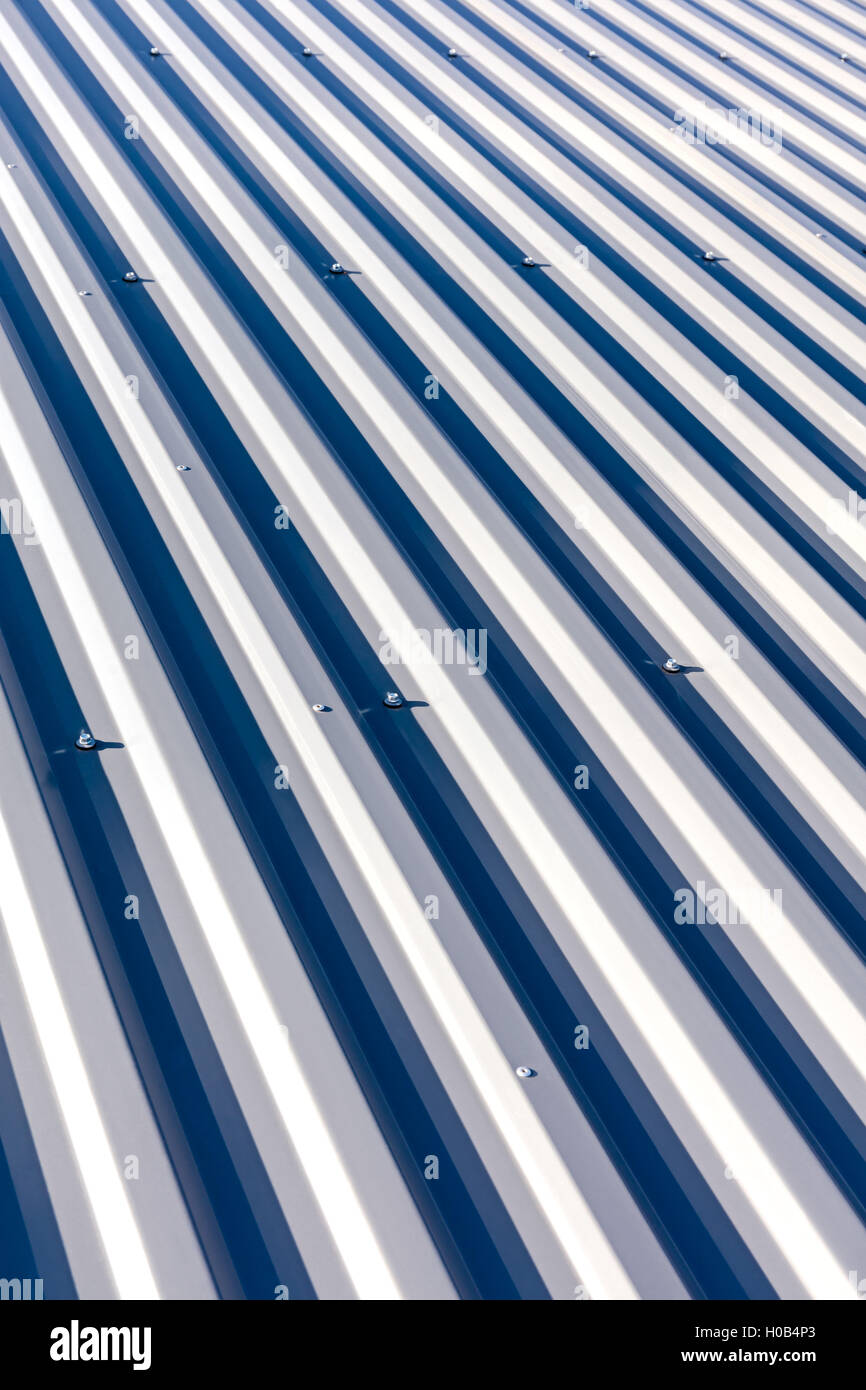 gewellte Stahl mit Bolzen für Dächer auf Industriegebäuden Stockfoto