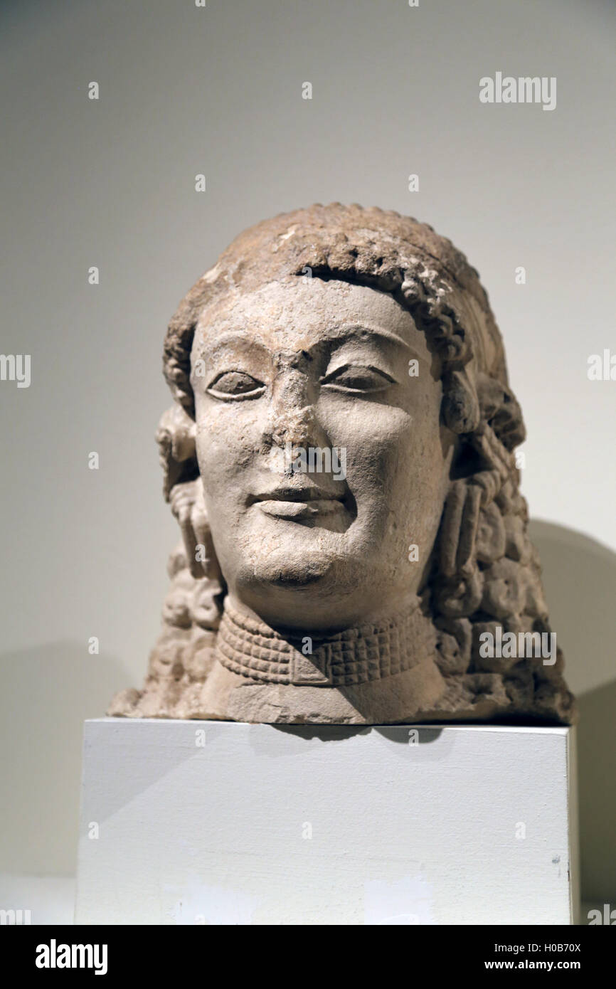 Kopf einer Frau. Kalkstein. Zypriotische, archaisch, späten 6. - Anfang 5. Jh. v. Chr. Vom Tempel von Golgoi. Stockfoto