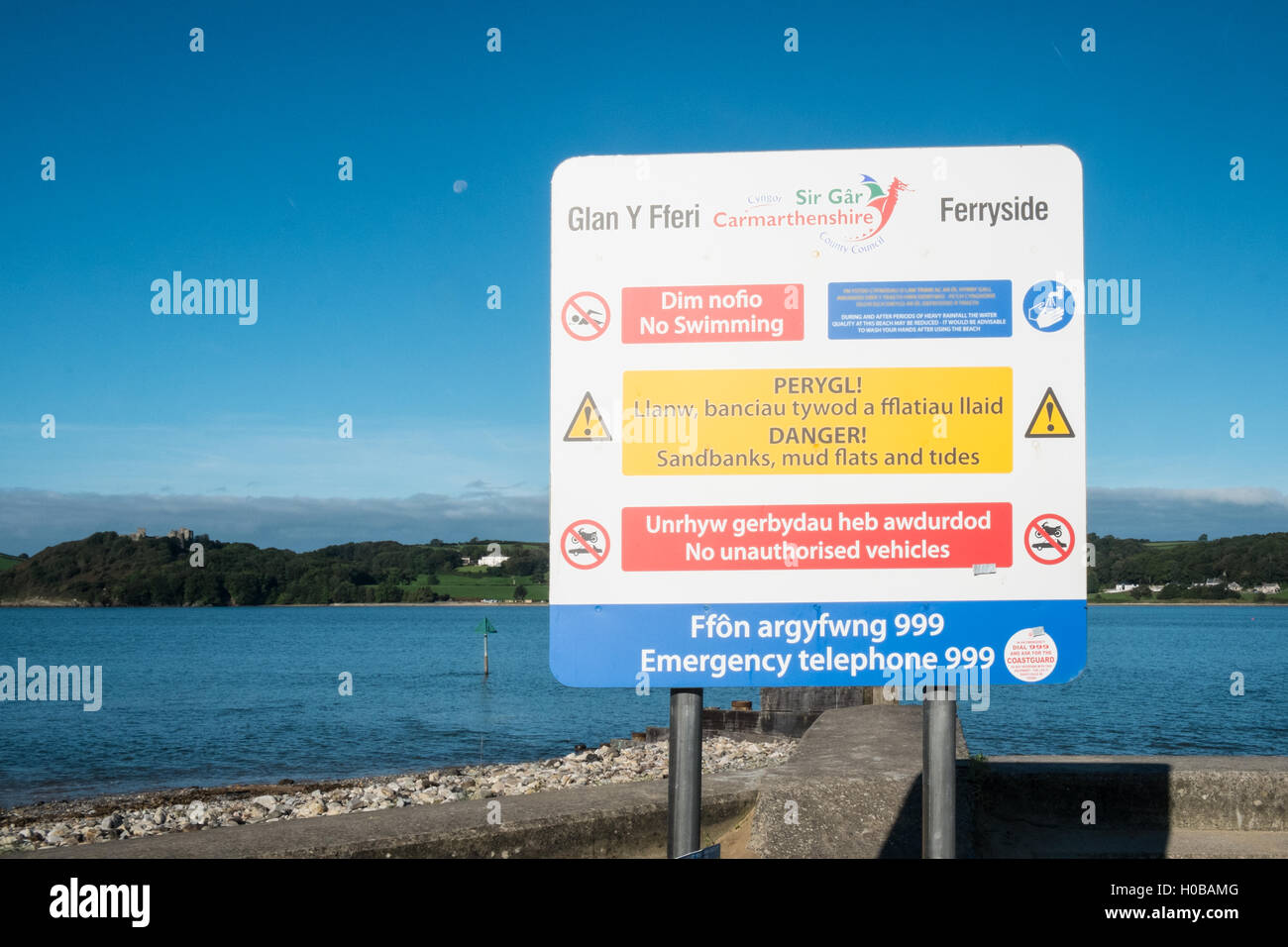 Fluss Towy bei Flut auf einen sonnigen Septembermorgen. Foto vom Ferryside Strand mit Llansteffan im Hintergrund, Wales. Stockfoto Fluss Towy bei Flut auf einen sonnigen Septembermorgen. Foto vom Ferryside Strand mit Llansteffan im Hintergrund, Wales. Stockfoto