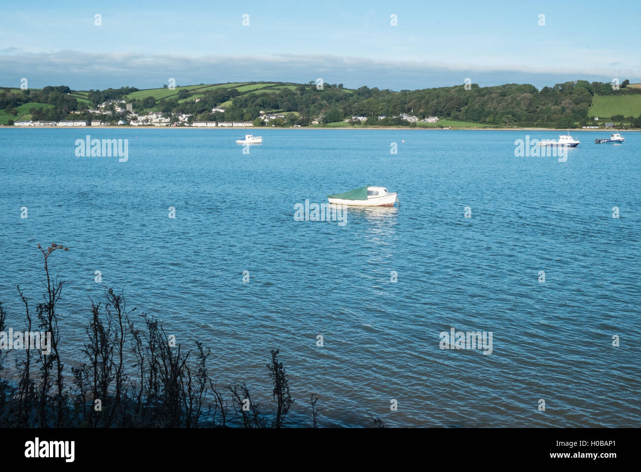 Fluss Towy bei Flut auf einen sonnigen Septembermorgen. Foto vom Ferryside Strand mit Llansteffan im Hintergrund, Wales. Stockfoto Fluss Towy bei Flut auf einen sonnigen Septembermorgen. Foto vom Ferryside Strand mit Llansteffan im Hintergrund, Wales. Stockfoto