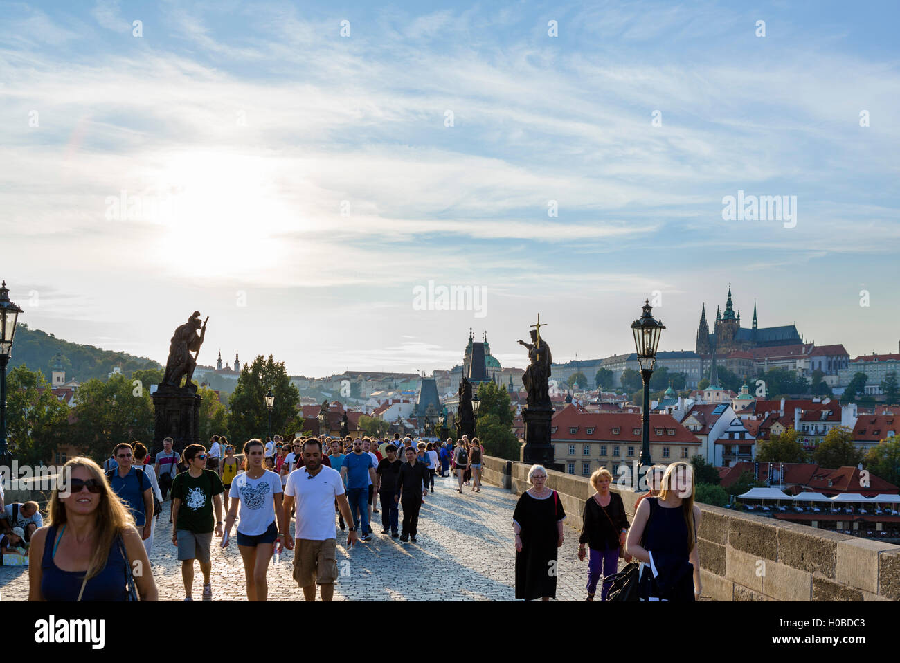 Karlsbrücke am späten Nachmittag, mit Blick auf die Prager Burg und Türme der St Vitus Cathedral, Prag, Tschechische Republik Stockfoto