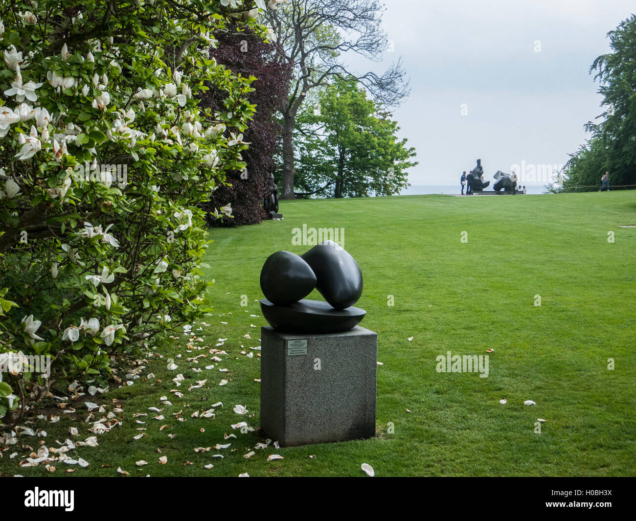 Skulpturen Im Garten Des Louisiana Museum Of Modern Art Am Ufer Des Oresund Sound In Humlebaek Danemark Stockfotografie Alamy