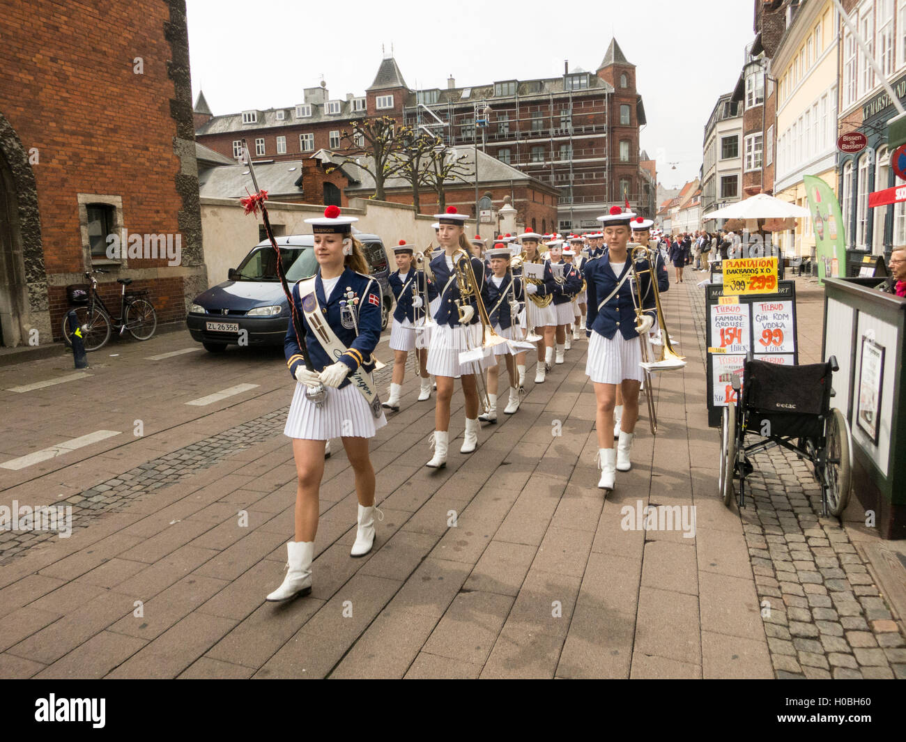 Elsinore Mädchen Marching Band spielt in den Straßen von Helsingør Dänemark Stockfoto