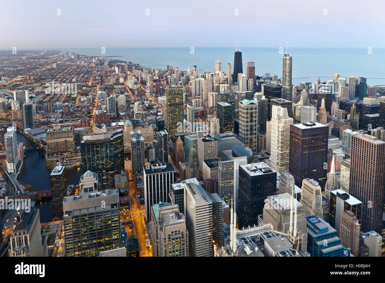 Stadt von Chicago. Luftaufnahme von Chicago downtown in der Dämmerung von hoch oben. Stockfoto