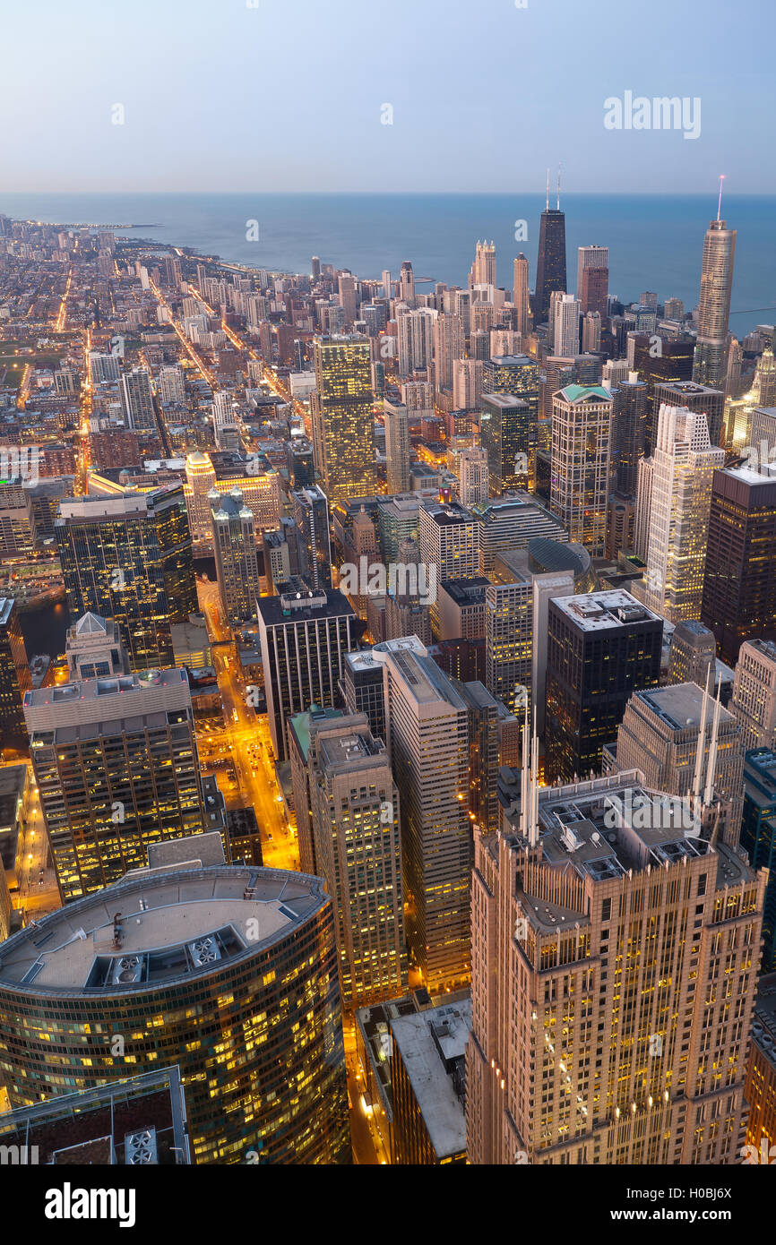 Stadt von Chicago. Luftaufnahme von Chicago downtown in der Dämmerung von hoch oben. Stockfoto