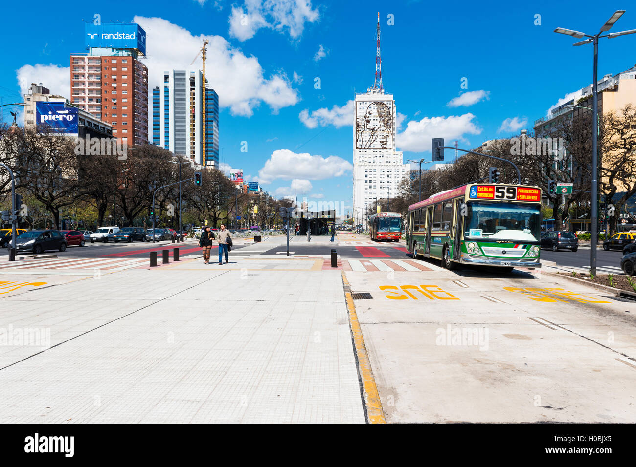Buenos Aires, Argentinien - 4. Oktober 2013: Blick auf die Avenida 9 de Julio in der Stadt Buenos Aires Stockfoto