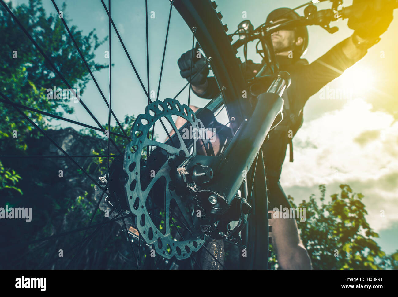 Extreme Bike Konzept. Fahrrad-Vorderrad bremsen Closeup Perspektive. Stockfoto