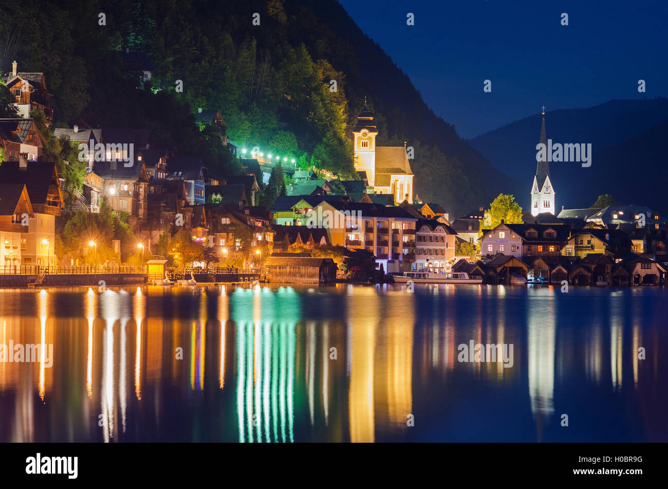 Sommernacht im Hallstätter Dorf in Oberösterreich, Salzkammergut. Stockfoto