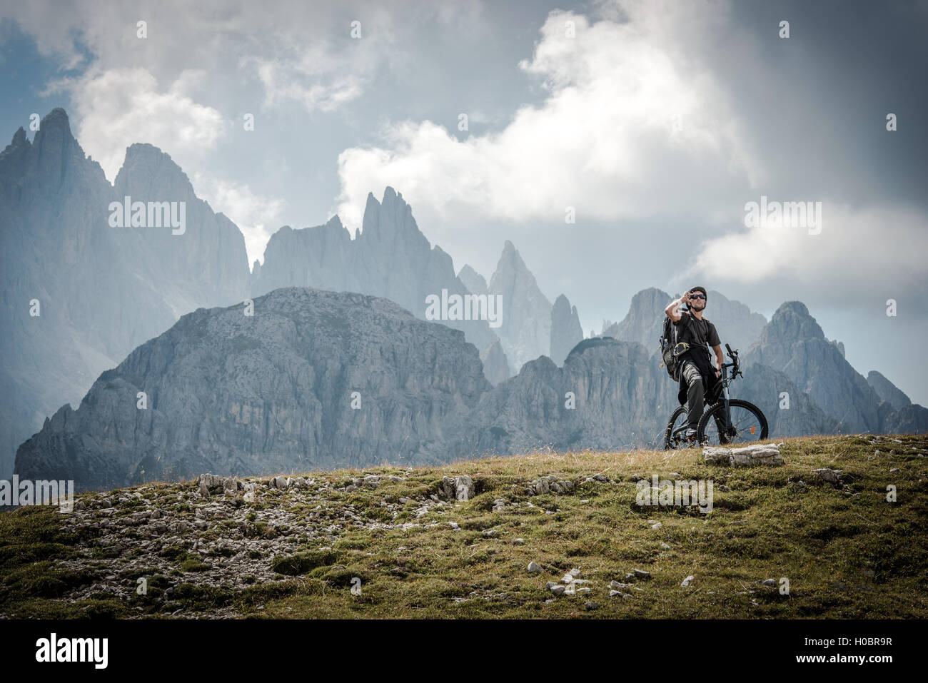 Hohe Berge-Radtour. Kaukasische Sportler auf der Fahrt durch malerische Berge Landschaft. Stockfoto