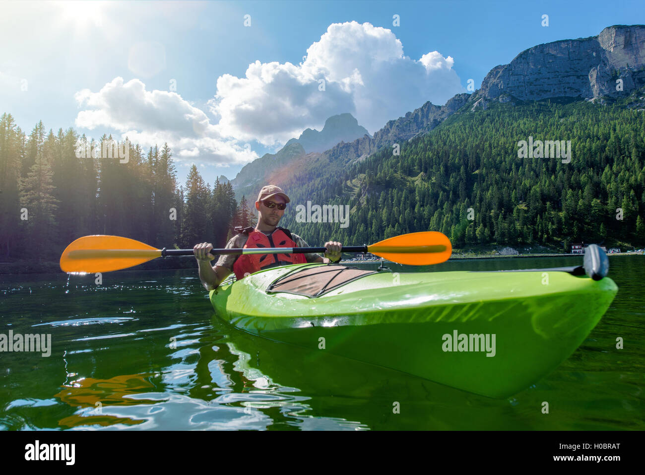 Kaukasische Sportler Paddeln auf dem malerischen See. Italienischen Dolomiten Misurina See, Europa. Stockfoto
