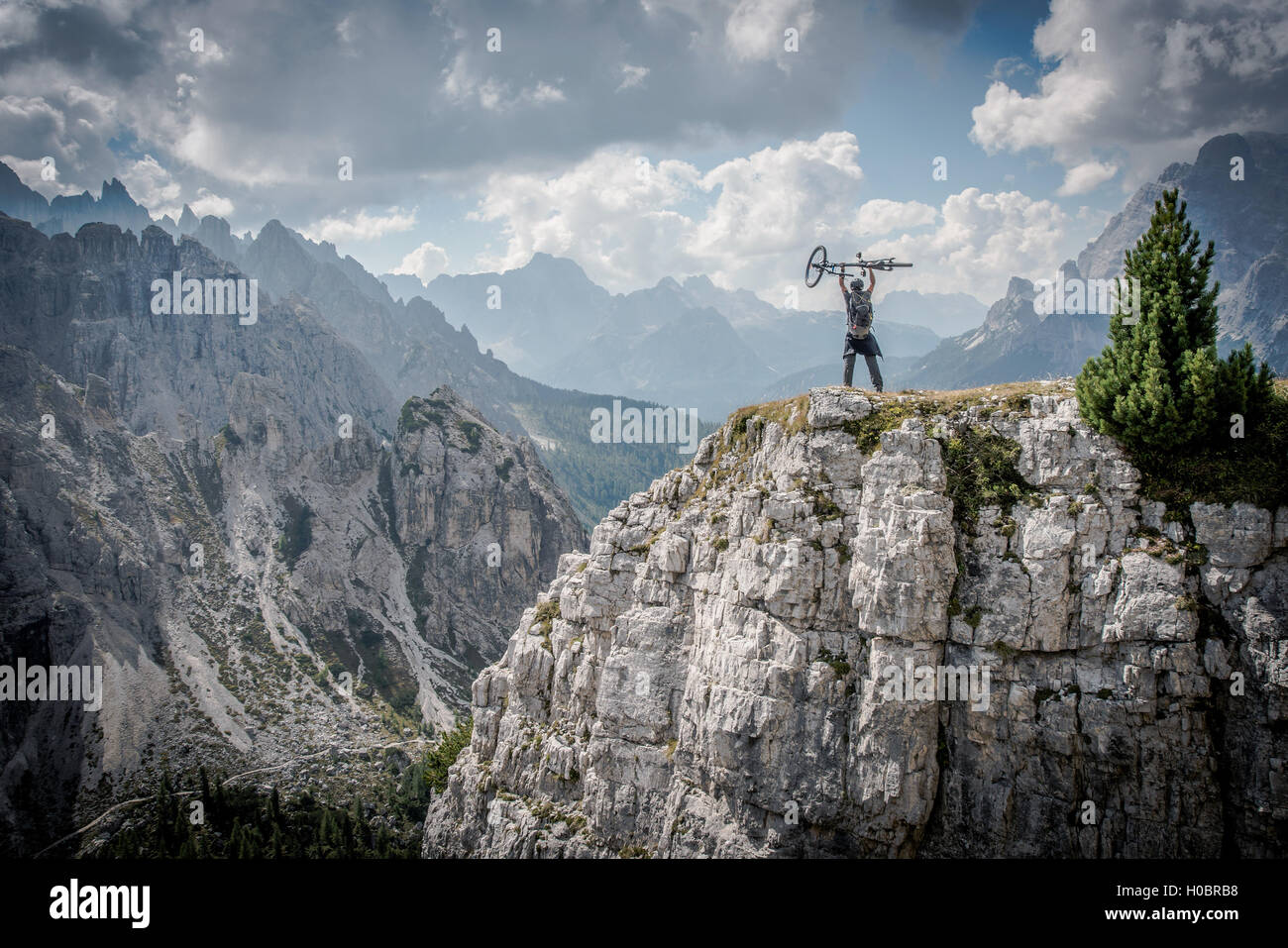 Mountain Biker Winning Concept. Kaukasische Biker feiern Erfolge auf den Gipfel des Berges bestimmt. Bike-Konzept. Stockfoto