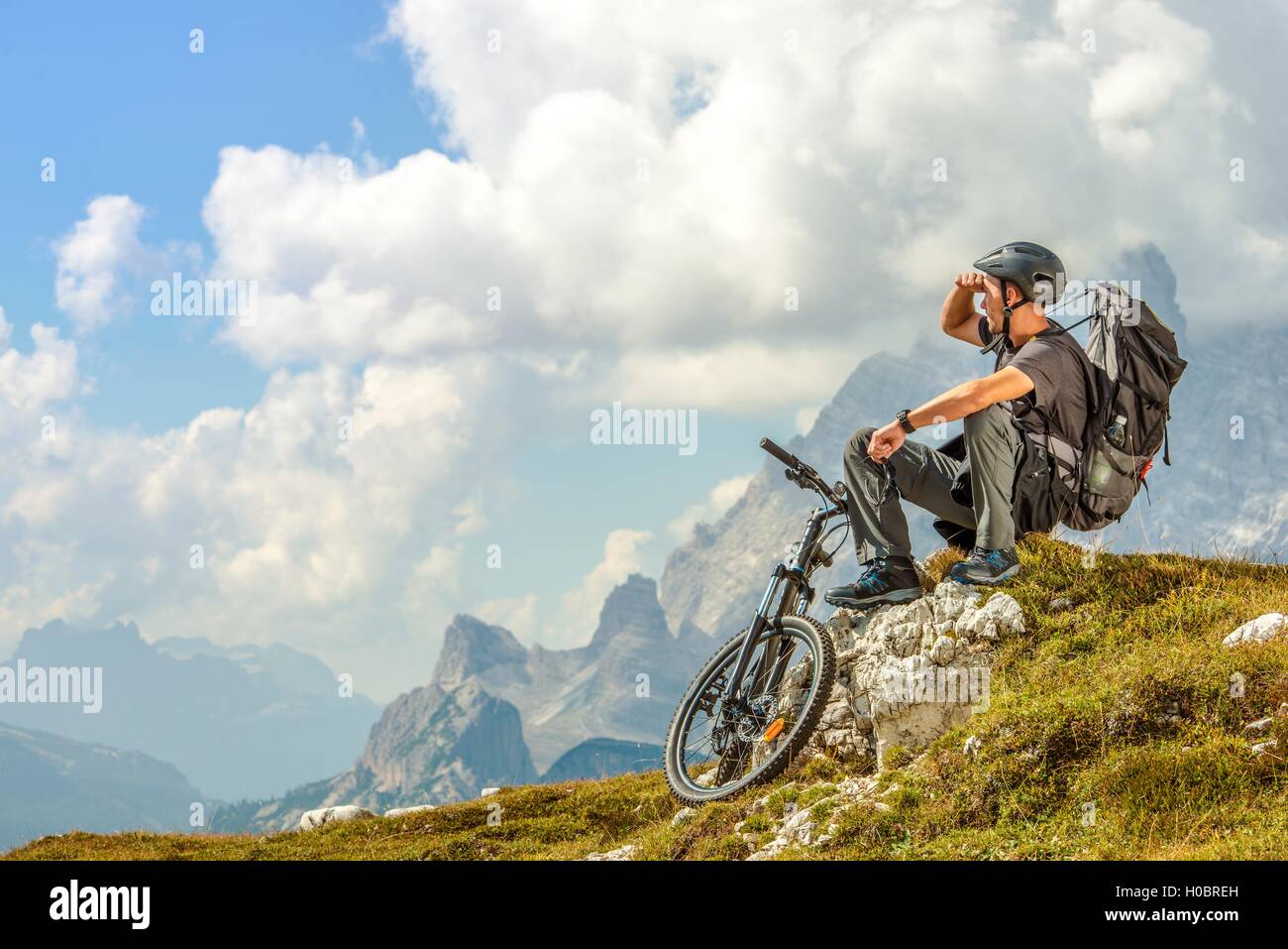 Mountainbiker auf dem Bergweg. Bike-Thema. Stockfoto