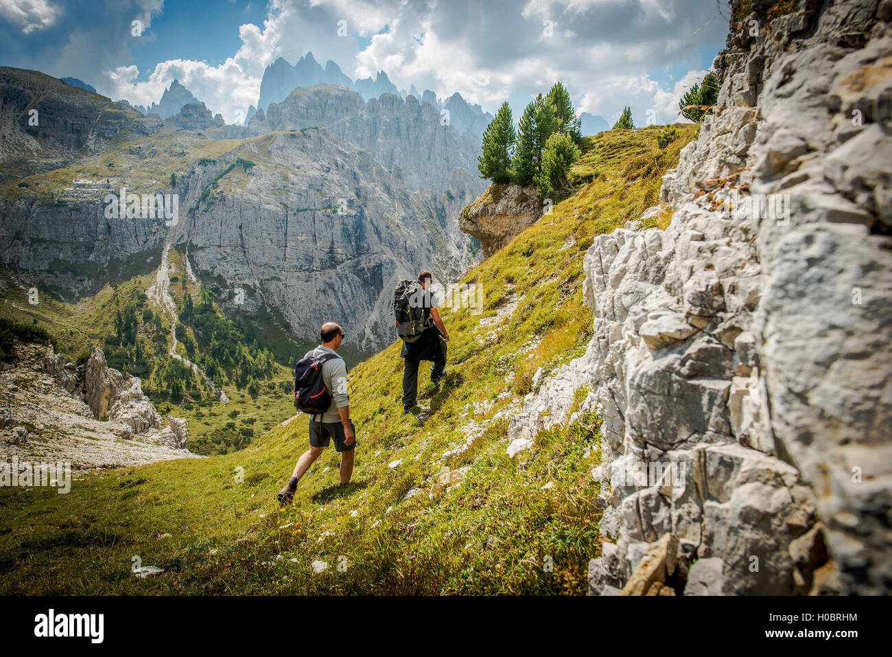 Dolomiten-Trail Wanderer. Vater und Sohn auf dem malerischen Alpine Trail. Südtirol, Dolomiten Italien, Europa. Stockfoto