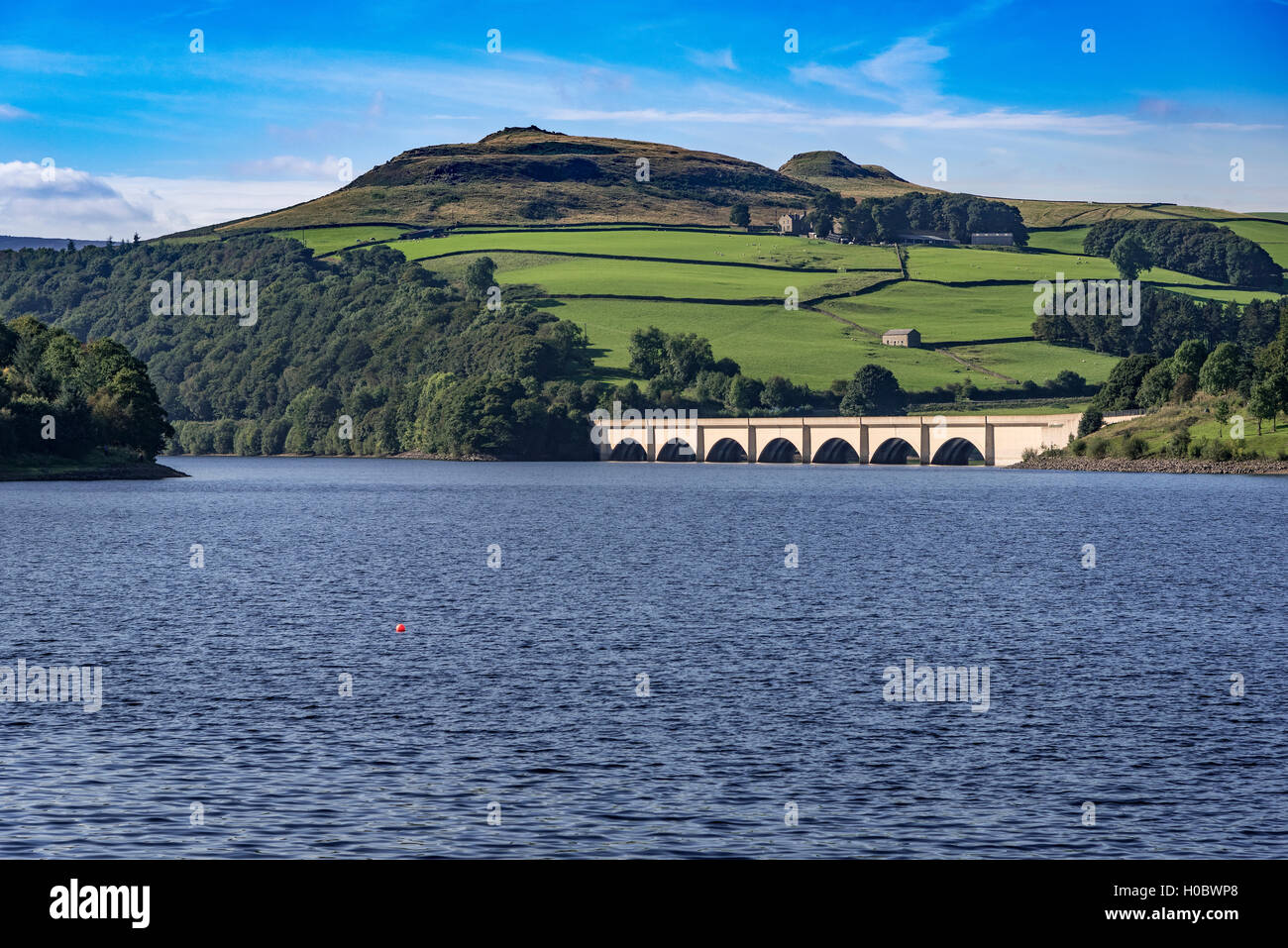 Derbyshire. Nordwestengland. Die Ladybower Vorratsbehälter und Brücke über die A57. Derwent Valley System. Stockfoto