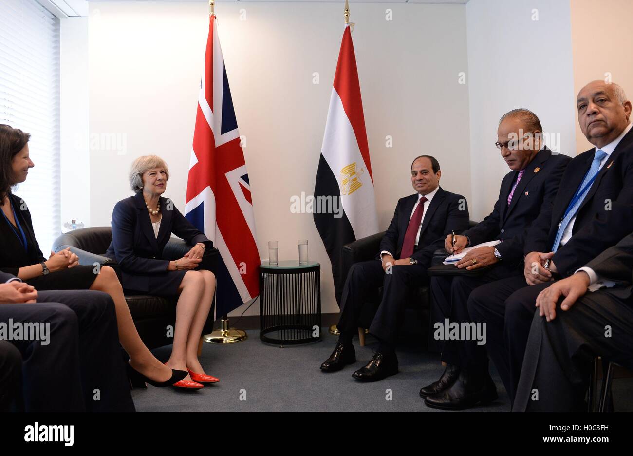 Premierminister Theresa May trifft ägyptischen Präsidenten Abdel-Fattah as-Sisi (Dritter von rechts) am Sitz Vereinten Nationen in New York, USA, wo sie die UN-Generalversammlung teilnehmen. Stockfoto