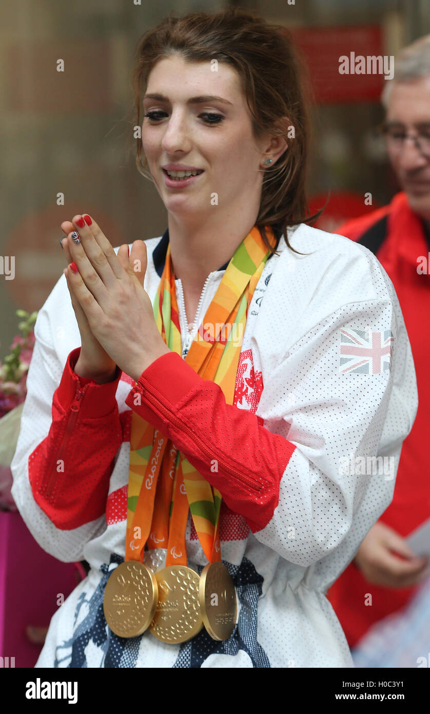 Schwimmer Bethany Firth kommt an George Best Belfast City Airport aus den Paralympischen Spielen in Rio. Bild Datum: Dienstag, 20. September 2016. Vgl. PA Geschichte SPORT Paralympics Firth. Bildnachweis sollte lauten: Niall Carson/PA Wire Stockfoto