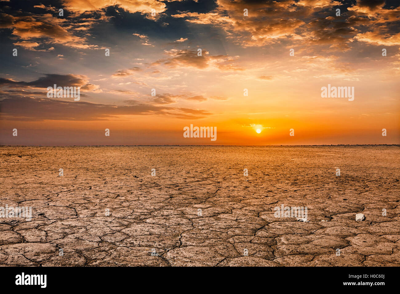 Rissige Erde Boden Sonnenuntergang Landschaft Stockfoto