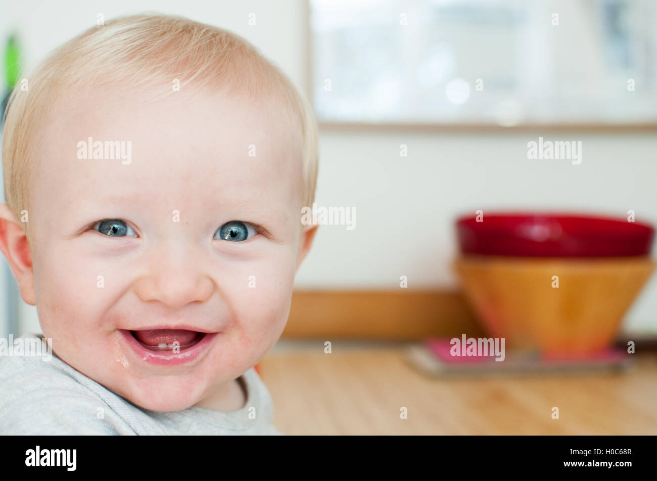 Baby Boy Lächeln und Lachen auf hellem Hintergrund Stockfoto