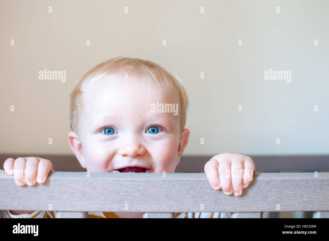 Baby Boy Lächeln und Lachen auf hellem Hintergrund Stockfoto