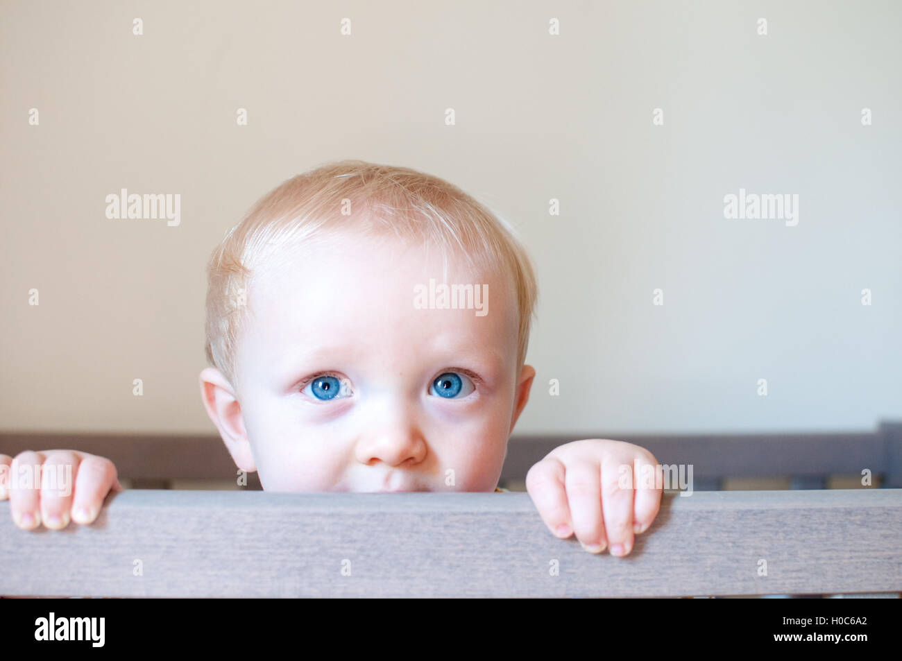 Baby Boy Lächeln und Lachen auf hellem Hintergrund Stockfoto