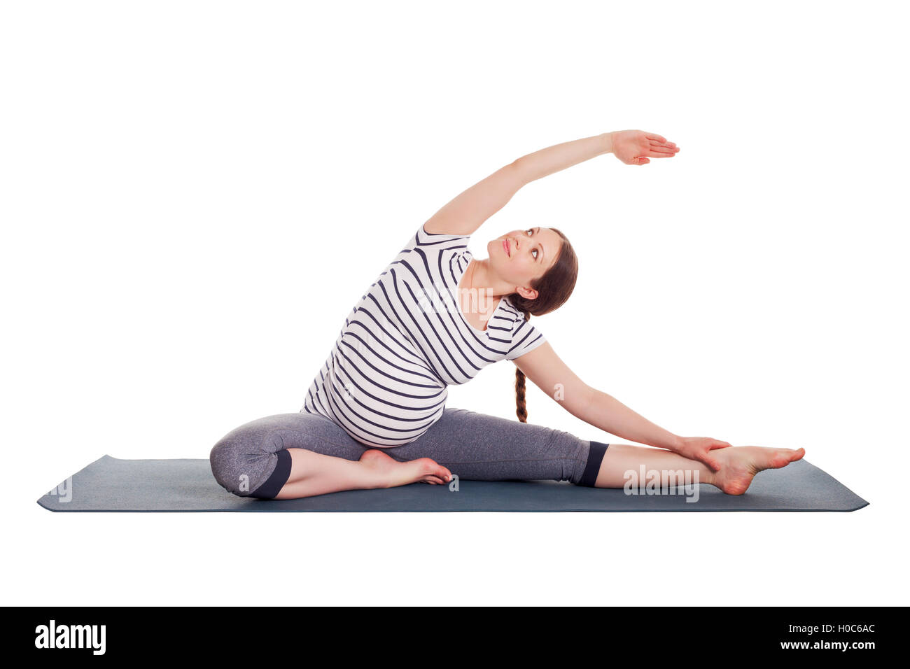 Schwangere Frau tun Yoga Asana Parivrtta Janu sirsasana Stockfoto