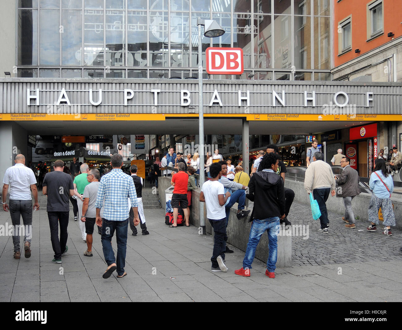 Zentrale Station München in Deutschland mit Menschen außerhalb der Eingangsbereich. Stockfoto