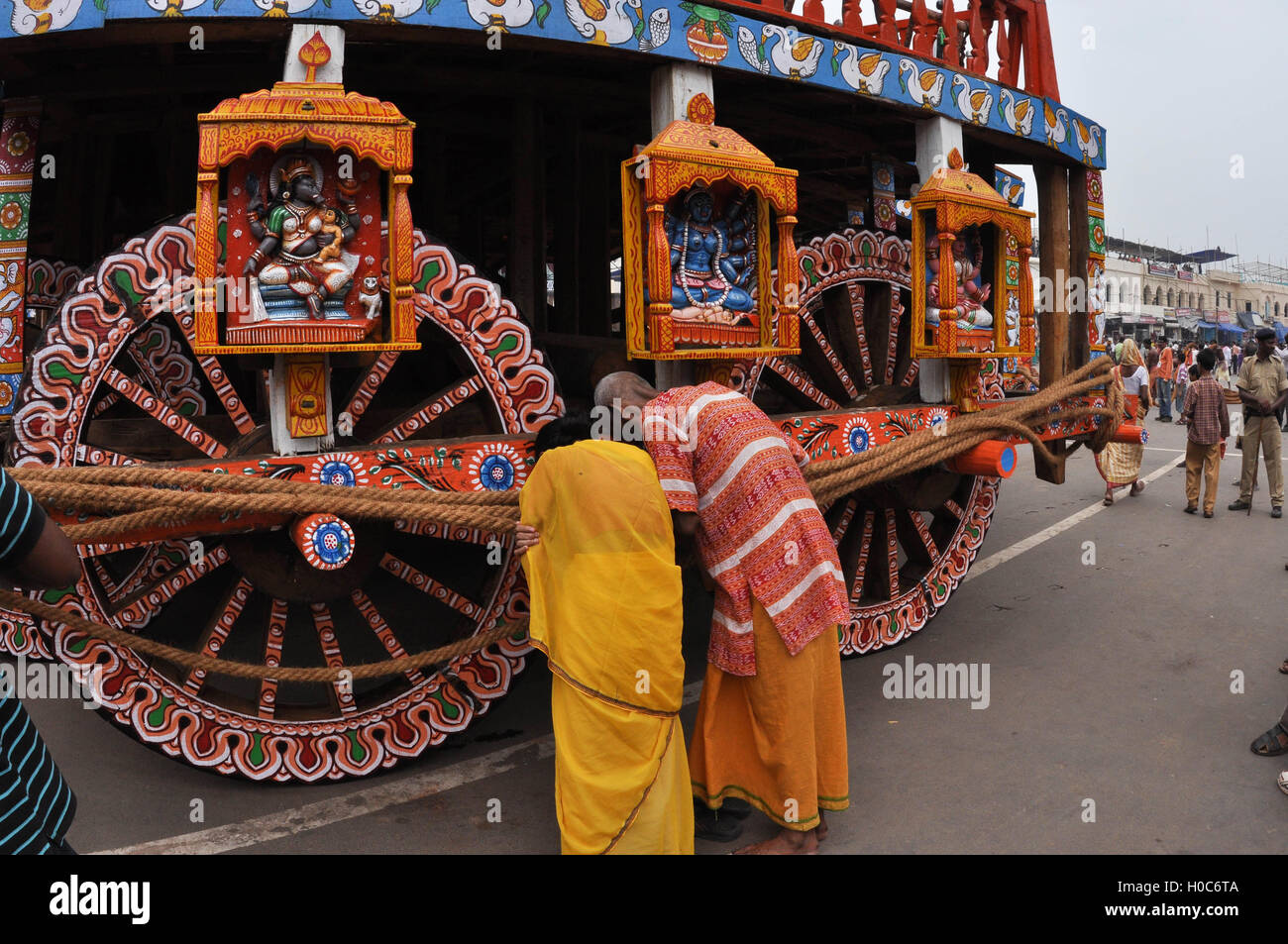 Puri, Odisha, Indien-Juli 2, 2011: Alte Anhänger beten zu den Idolen auf Wagen für die Jagannath Rath Yatra fest montiert. Stockfoto