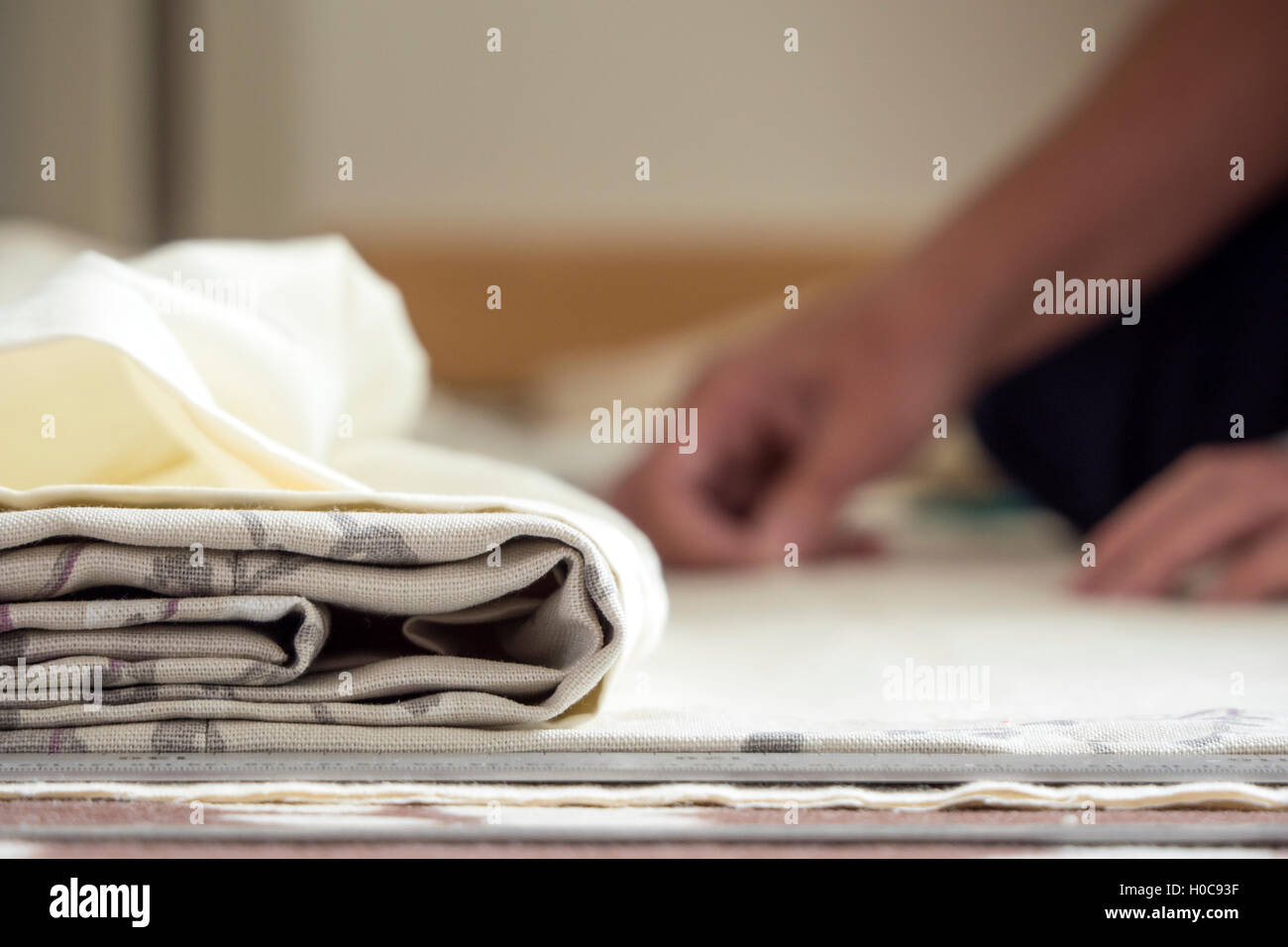 Vorhänge zu Hause machen Stockfoto
