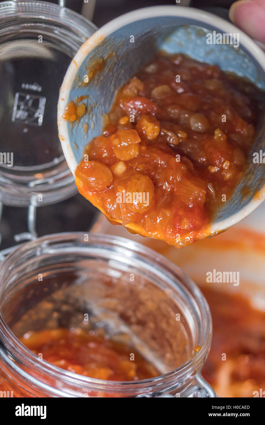 Tomaten-Chutney machen zu Hause Stockfoto