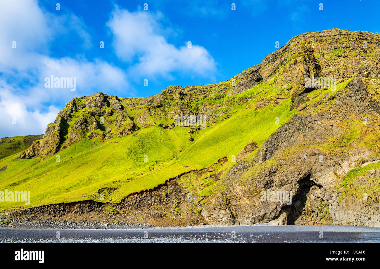 Reynisfjall Berg in den schwarzen Sand Strand Reynisfjara - Island Stockfoto