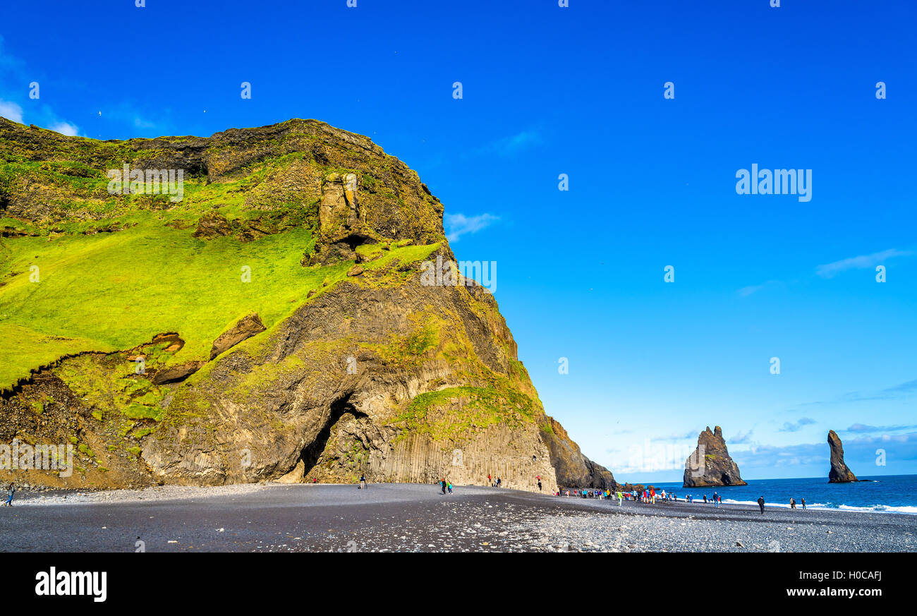 Reynisfjall Berg in den schwarzen Sand Strand Reynisfjara - Island Stockfoto