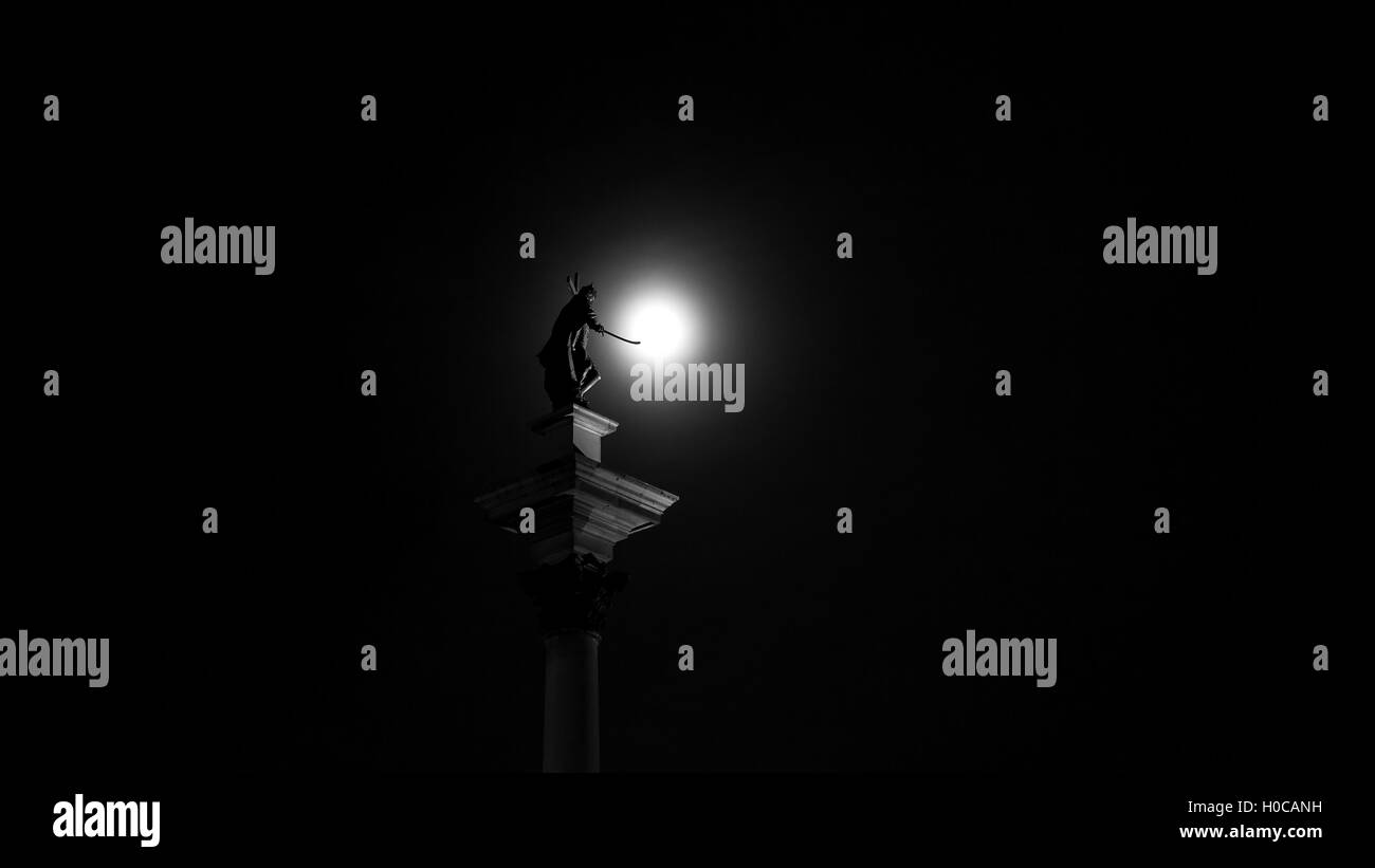 Symbol von Warschau, Spalte von Sigismund III. Wasa in der Altstadt in der Nacht vor dem Hintergrund der Mond Stockfoto